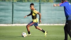 Wilmar Barrios corriendo mientras Queiroz lo dirige