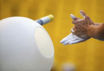 Robert Sobera de Polonia se aplica tiza en sus manos en el salto con pértiga ronda de clasificación masculina durante el Campeonato Mundial de Atletismo de la IAAF en el estadio Luzhniki de Moscú 10 de agosto 2013.