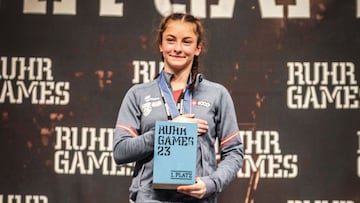 Iziar Mart&iacute;nez, campeona de Europa Junior de escalada Boulder 2023 en Duisburg (Alemania), con el trofeo de campeona y sonriendo. 