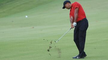 Tiger Woods golpea una bola en el hoyo 16 durante la &uacute;ltima jornada del TOUR Championship en el East Lake Golf Club de Atlanta, Georgia.