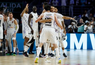 Los jugadores del Real Madrid celebran la victoria y la clasificación a la Final Four de la Euroliga.