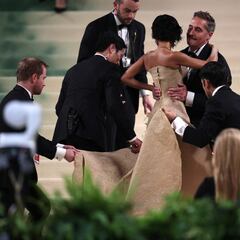 Viral moment from the Met Gala: Tyla gets carried up the stairs