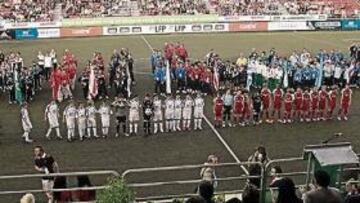 <b>COMIENZA EL ESPECTÁCULO. </b>Los jugadores de los veinte equipos participantes desfilaron ante los cerca de dos mil espectadores que acudieron al estadio de Brunete. Junto a ellos, los compañeros que disputaron el partido de exhibición.