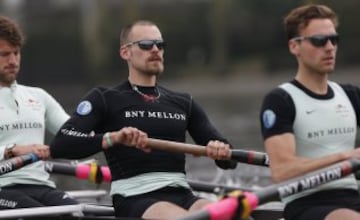 Entrenamiento del equipo de la Universidad de Cambridge en el Río Támesis.  