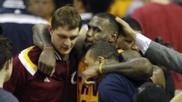 LeBron James, rodeado por Mozgov y Shawn Marion, tras el partido.