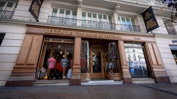 Fachada de LEGENDS: The Home of Football presented by LALIGA, junto a la Puerta del Sol de Madrid.