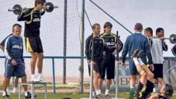 <b>DE GIMNASIO. </b>Los jugadores del Getafe, haciendo pesas ayer ante la supervisión de Víctor.