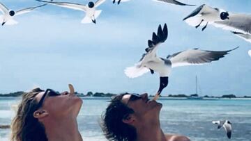 Jerome Cloetens y Liam Whaley poni&eacute;ndose comida en la boca para que lo cojan los p&aacute;jaros. 