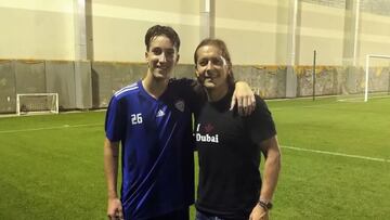 Miguel junto a su padre con la camiseta de Emiratos Árabes (Foto:@therealsalgado)