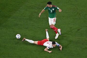 Montes, ante Lewandowski, en el México-Polonia del pasado Mundial.