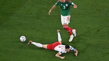 César Montes, con Lewandowski.