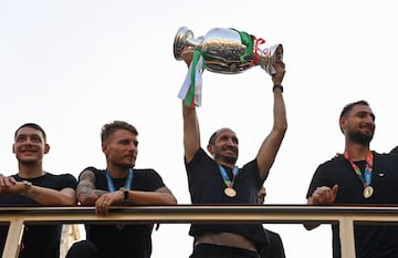 Chiellini con la copa en alto, junto a sus compañeros durante la celebración.