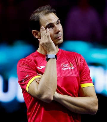 Rafa Nadal no puede contener la emoción durante la proyección del video homenaje a su carrera.