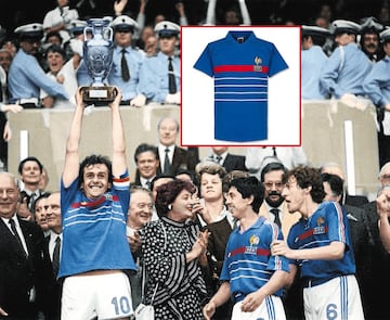 Platini levantando el trofeo de la Eurocopa de 1984 .