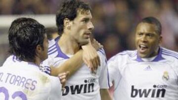 <b>GOL Y LESIÓN.</b> Van Nistelrooy logró el único gol del partido y acabó lesionado, con problemas musculares.