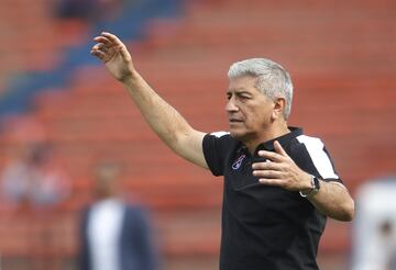 Luis Amaranto Perea debutó en la fecha 9 como entrenador de Leones, equipo que está cerca de descender a la segunda categoria.