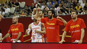 Quino Colom, Pau Ribas, Javier Beiran and Xavier Rabaseda desde el banquillo reaccionado al partido. 