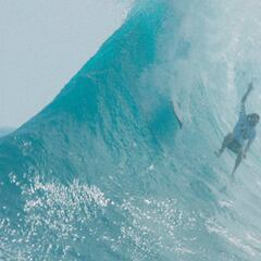 Dylan Graves surfea una ola que 'explota' en Puerto Rico