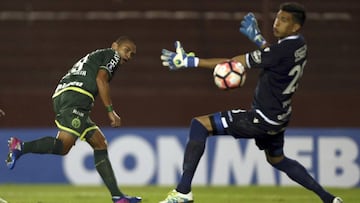 Wellington Paulista of Brazil's Chapecoense, left, heads the ball to score against Argentina's Lanus, during a Copa Libertadores soccer match in Buenos Aires, Argentina, Wednesday, May 17, 2017.(AP Photo/Agustin Marcarian)