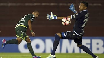 Wellington Paulista of Brazil&#039;s Chapecoense, left, heads the ball to score against Argentina&#039;s Lanus, during a Copa Libertadores soccer match in Buenos Aires, Argentina, Wednesday, May 17, 2017.(AP Photo/Agustin Marcarian)