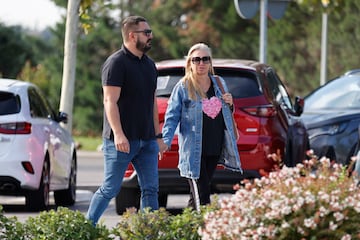 Belén Esteban llega al tanatorio de Tres Cantos acompañada por su marido Miguel Marcos.