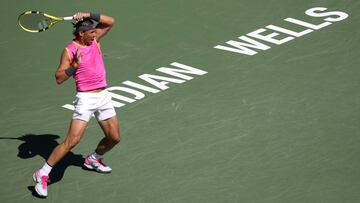 Rafa Nadal devuelve una bola ante Karen Khachanov durante su partido de cuartos de final del BNP Paribas Open 2019 en el Indian Wells Tennis Garden de Indian Wells, California.