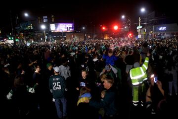 Los seguidores de los Philadelphia Eagles celebran el título de la Super Bowl.