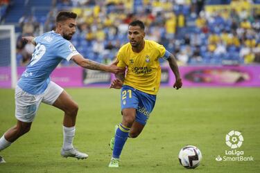 Hay pocos jugadores tan decisivos en Segunda como Jonathan Viera. El centrocampista aparece siempre en los malos momentos, y ante el Ibiza lo hizo con el gol de la remontada. Un tanto, que por cierto, él mismo se lo guisó con un robo y posterior pase a la red.

