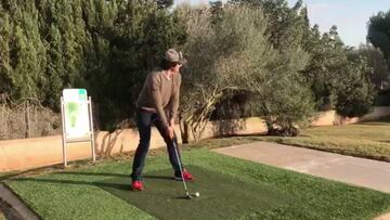 Jero se estrena como golfista y guantea con Miriam