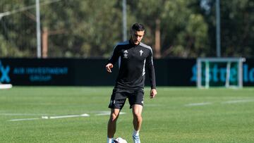?scar Rodr¨ªguez se ejercita con el bal¨®n durante un entrenamiento del Celta.