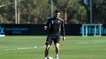 Óscar Rodríguez se ejercita con el balón durante un entrenamiento del Celta.