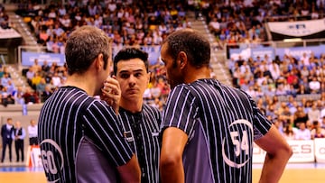 Rafael Serrano, Alfonso Olivares y Fernando Calatrava hablan durante un tiempo muerto.