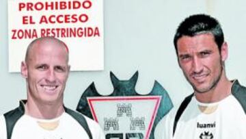 <b>PRESENTADOS. </b>Amantegui y López Ramos posan ayer con la camiseta del Albacete.