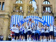 Los jugadores de la Real Sociedad brindan la Copa a los aficionados.