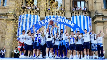Los jugadores de la Real Sociedad brindan la Copa a los aficionados.