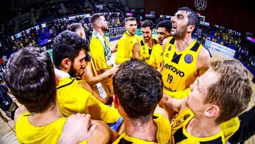 Los jugadores del Lenovo Tenerife celebran su pase a octavos de la Champions FIBA.