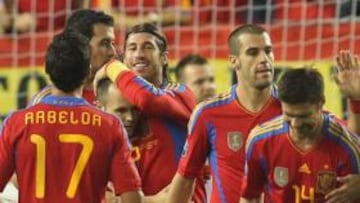 <b>FELICITACIONES. </b>Sergio Ramos agradece a Iniesta su participación en el cuarto gol, que también tocó Negredo con la cabeza.