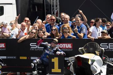 Primer Mundial femenino de motociclismo de la historia y Ana Carrasco Gabarrón inscribe su nombre en el palmarés de una forma que no pudo ser más espectacular. El campeonato se decidió en la última curva de la última carrera en el trazado de Jerez-Ángel Nieto. María Herrera, líder durante gran parte de la campaña, sucumbió por una inoportuna caída en Cremona que le apartó del liderato y menguó sus posibilidades de campeonar. Las victorias se las repartieron Carrasco (4), la toledana (6, la que más) y Sara Sánchez (2).