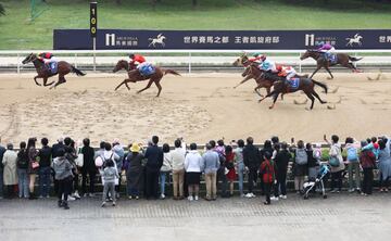 Aficionados presencian una carrera de caballos en el Festival Internacional de Wuhan, en la provincia central
de Hubei de China. Wuhan está considerada la zona cero de la COVID-19 y ahora parece una ciudad segura, tras
un largo y duro confinamiento, test masivos y el control riguroso de todos los foráneos.