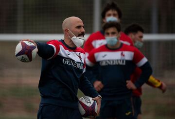 Pablo Feijoo dirige un entrenamiento de la Selección masculina.