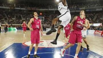 <b>MATADOR. </b>Fischer machaca el aro baskonista en presencia de Ribas y Teletovic en el Iradier Arena.
