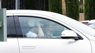 Gallagher con su pareja, saliendo hoy en coche del hotel en el que estaba alojado en Madrid, mientras esperaba la resolución de su fichaje por el Atleti.