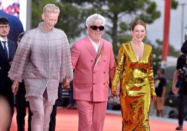 El director de cine Pedro Almodóvar y  las actrices, Tilda Swinton (i) y Juliane Moore (d), durante el Festival Internacional de Cine de Venecia celebrado en el Lido de Venecia.