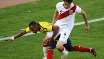 Zúñiga y Guerrero, hoy en Chile 2015, disputan un balón en los cuartos de final de la Copa América de Argentina 2011.