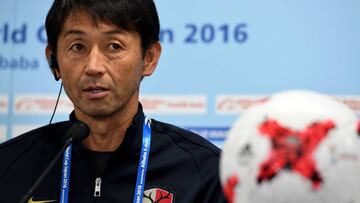 Masatada Ishii, entrenador del Kashima, habla en rueda de prensa