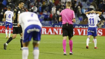 Los jugadores del Real Zaragoza se lamentan tras sumar su séptimo empate consecutivo.