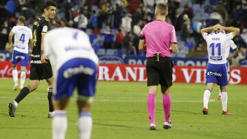 Los jugadores del Real Zaragoza se lamentan tras sumar su s&eacute;ptimo empate consecutivo.