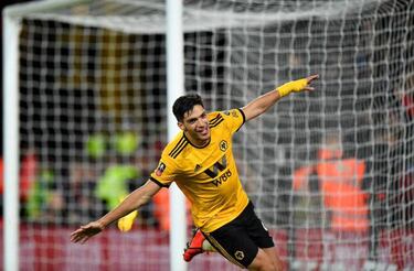 Raúl Jiménez firma con el Wolverhampton hasta 2023