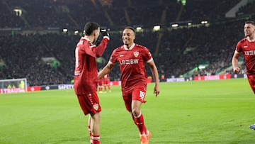 GLASGOW (United Kingdom), 19/02/2026.- Jamie Leweling (C) of Stuttgart celebrates after scoring a goal during the UEFA Europa League play-offs, 1st leg match between Celtic FC and VfB Stuttgart, in Glasgow, Scotland, 19 February 2026. (Reino Unido) EFE/EPA/ROBERT PERRY