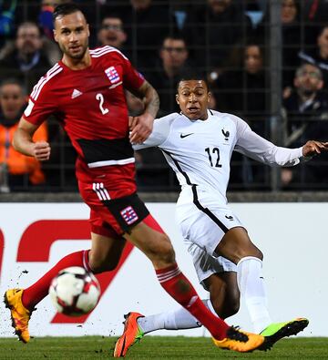 Su gran actuación con el Mónaco no pasó desapercibida para Didier Deschamps y debutó con la selección absoluta el 25 de marzo contra Luxemburgo.
